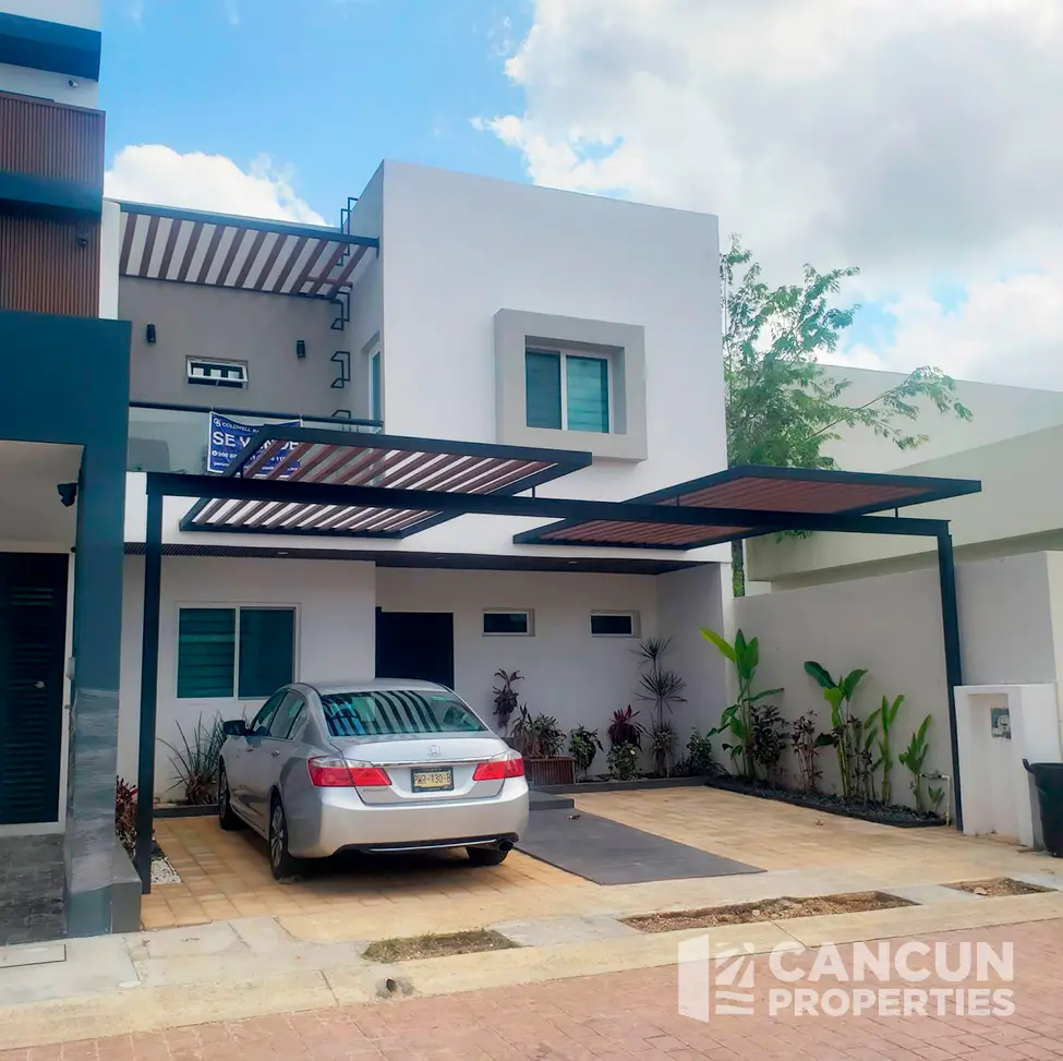 Modern two-story house for sale in Río Residencial Cancun with covered driveway