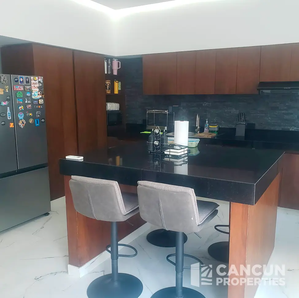 Spacious kitchen with central island in a house for sale in Río Residencial Cancun